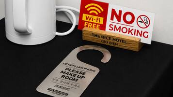 A hotel sign indicating Wi-Fi availability and a no-smoking policy.