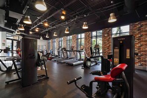 Un gimnasio con cintas de correr, máquinas de pesas y una máquina Cybex VR1.
