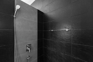 Secador de cabelo, toalhas de banho, sabonete, papel higiênico