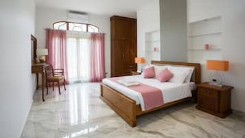 Habitación Deluxe doble, vistas al jardín | Escritorio, tabla de planchar con plancha, wifi gratis