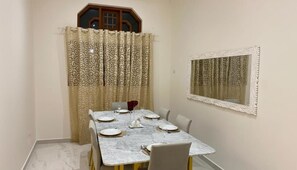 Dobbeltrom – deluxe, hageutsikt | Spiseområde