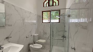 Deluxe Double Room, Garden View | Bathroom | Shower, free toiletries, hair dryer, bidet