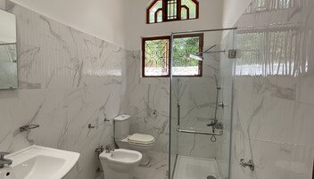 Ducha, artículos de tocador gratuitos, secador de pelo, bidet