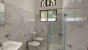 Deluxe Double Room, Garden View | Bathroom | Shower, free toiletries, hair dryer, bidet
