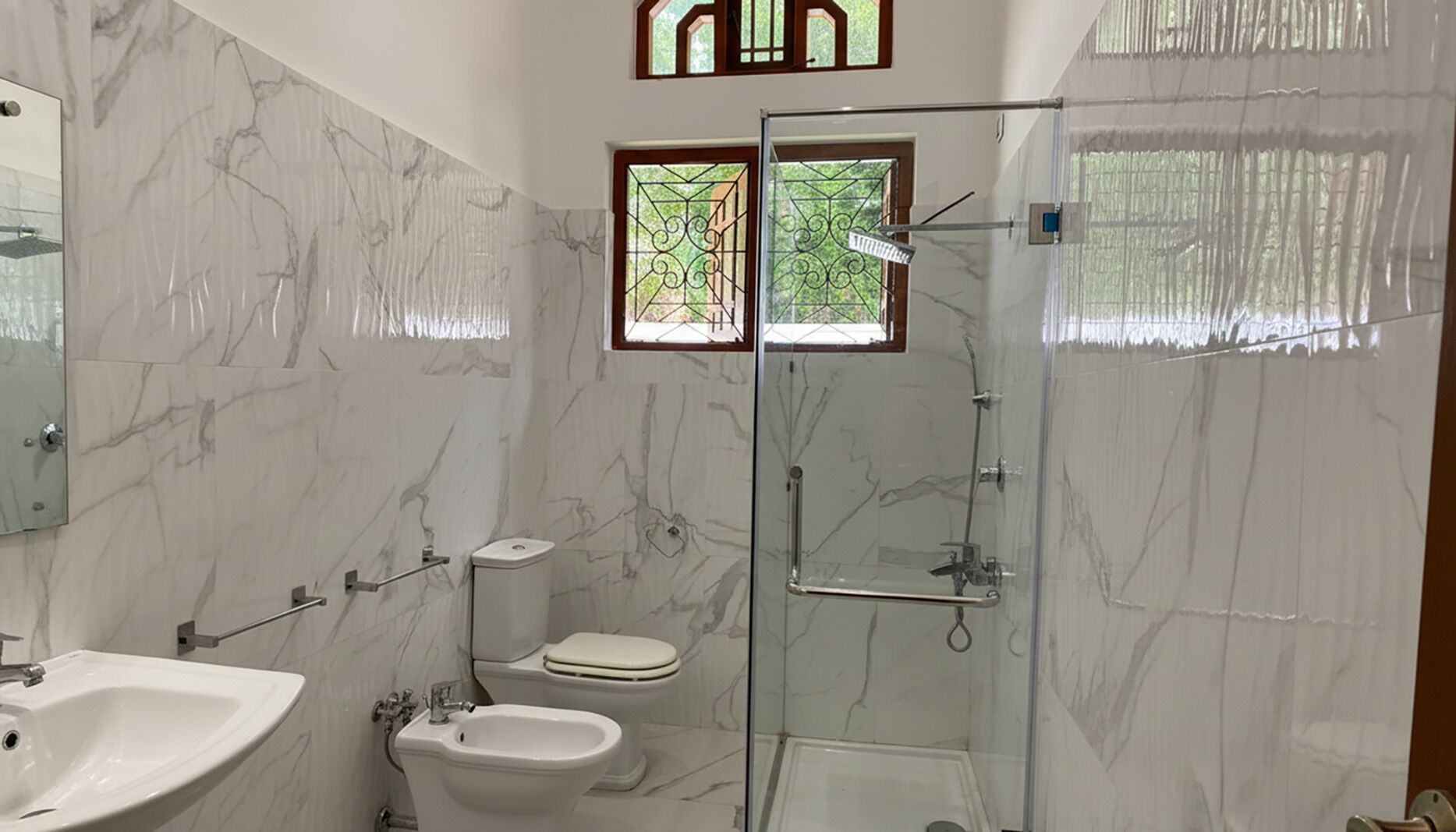 Deluxe-Doppelzimmer, Gartenblick | Badezimmer | Dusche, kostenlose Toilettenartikel, Haartrockner, Bidet