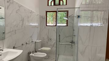 Deluxe-Doppelzimmer, Gartenblick | Badezimmer | Dusche, kostenlose Toilettenartikel, Haartrockner, Bidet