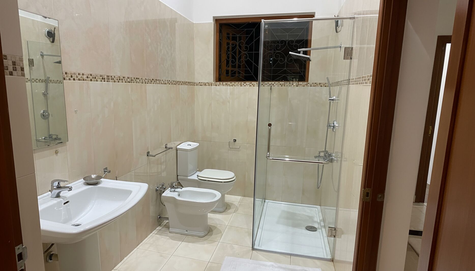 Deluxe Double Room, Garden View | Bathroom | Shower, free toiletries, hair dryer, towels