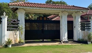 Deluxe Double Room, Garden View | Property grounds
