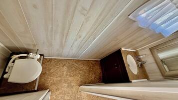 Douche, serviettes fournies, savon, papier toilette