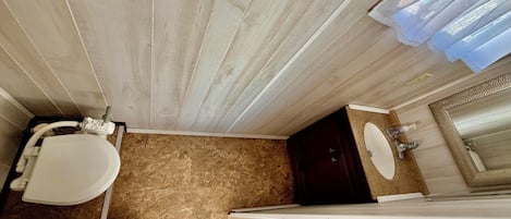 Een douche, handdoeken, zeep, toiletpapier