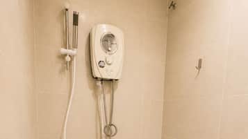 Kamar Double | Kamar mandi | Shower, handuk, sabun, dan tisu toilet