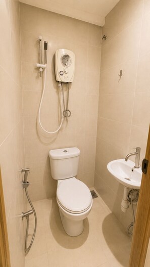 ダブルルーム | バスルーム | シャワー、タオル、石鹸、トイレットペーパー