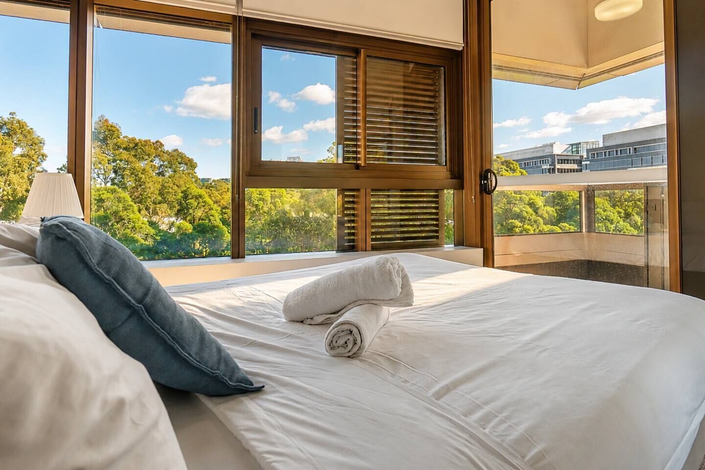 Tabla de planchar con plancha, wifi gratis y ropa de cama 