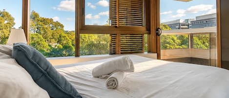 Tabla de planchar con plancha, wifi gratis y ropa de cama