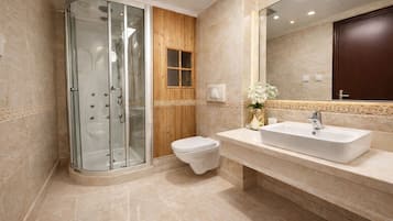 Suíte conforto, várias camas, vista para a cidade | Banheiro | Secador de cabelo, chinelos, toalhas de banho, sabonete