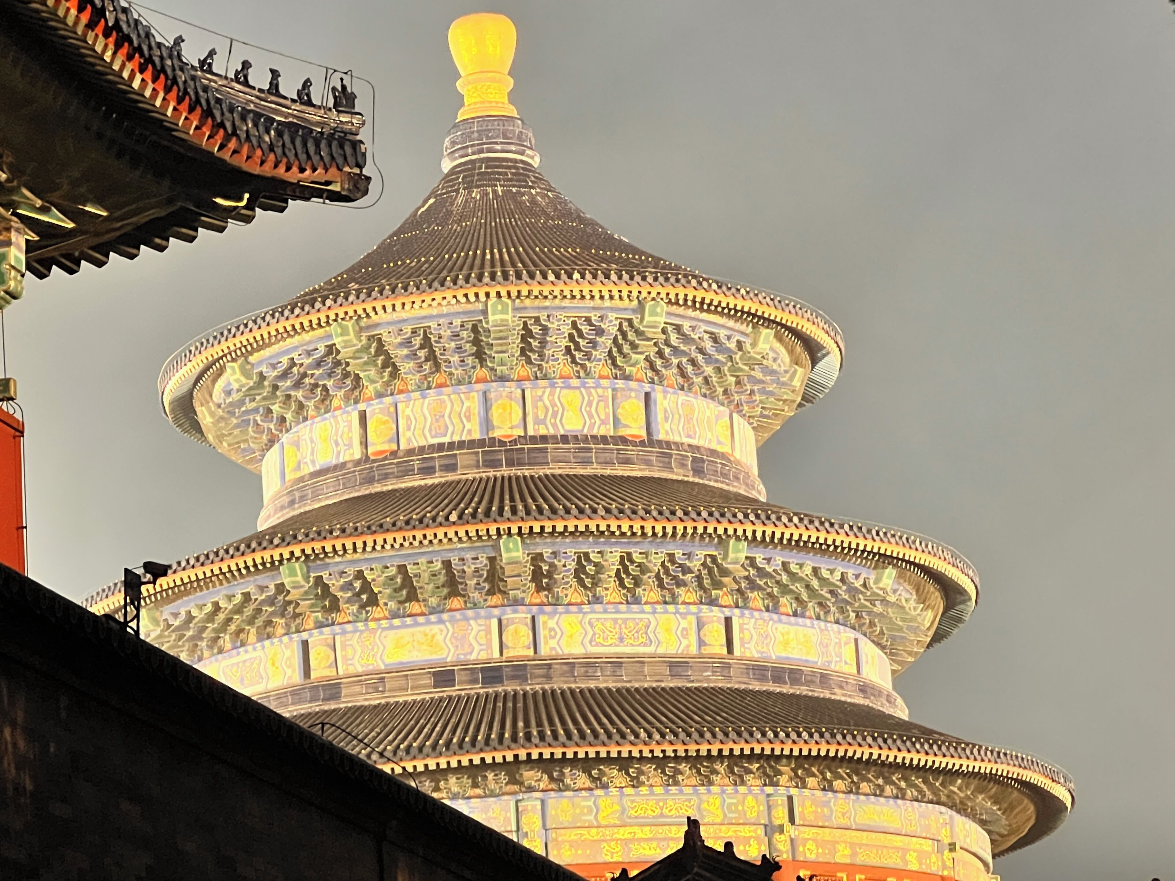 Een pagode met meerdere verdiepingen, versierde patronen en een opvallende centrale toren.