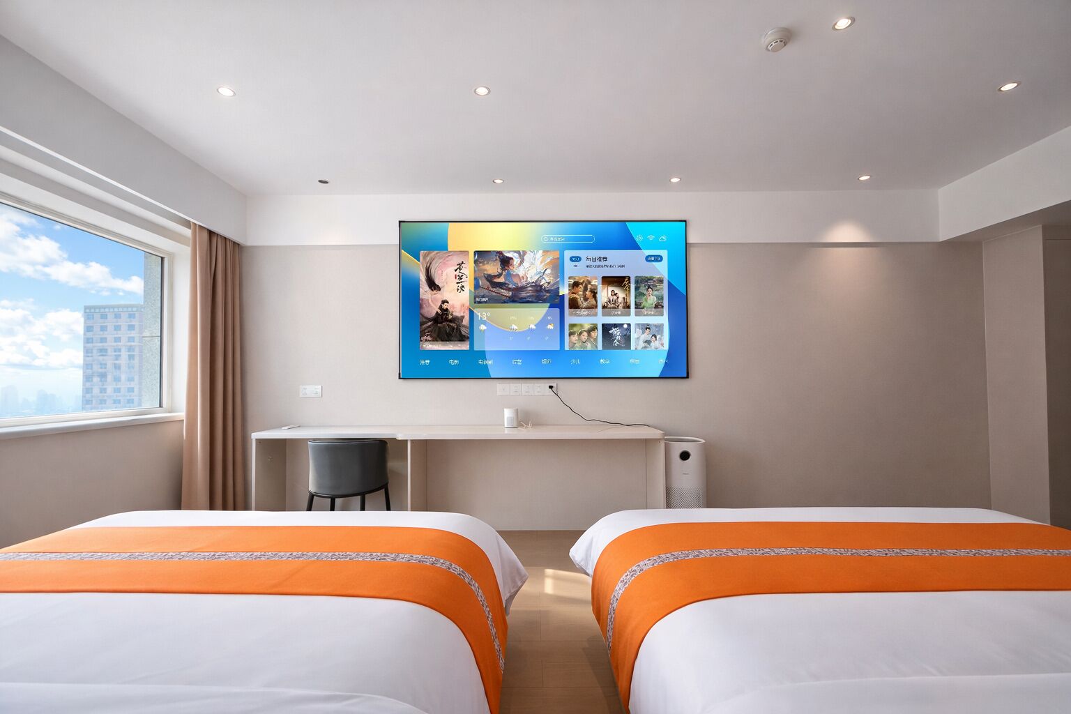 Habitación de hotel con dos camas, un escritorio, un televisor montado en la pared y una ventana con vista a la ciudad.