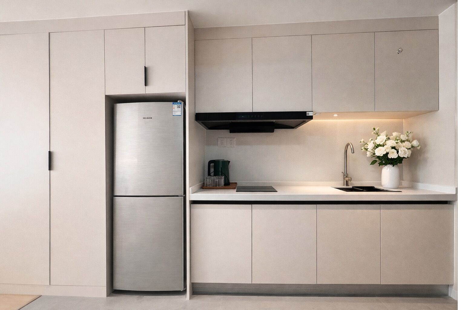 Apartamento Confort, 2 camas de matrimonio, vistas a la ciudad | Cocina privada | Frigorífico, microondas, placa de cocina y utensilios de cocina