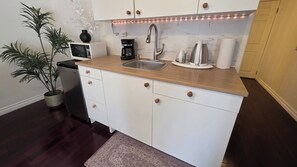 Een koelkast, een microgolfoven, een koffiezetapparaat/waterkoker