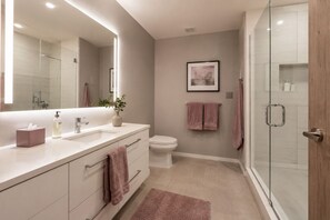 Classic Studio | Bathroom | Free toiletries, hair dryer, towels, soap - The Copperline Stay (Toronto)