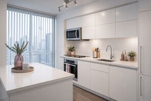 Classic Studio | Private kitchen | Fridge, microwave, oven, stovetop - The Copperline Stay (Toronto)
