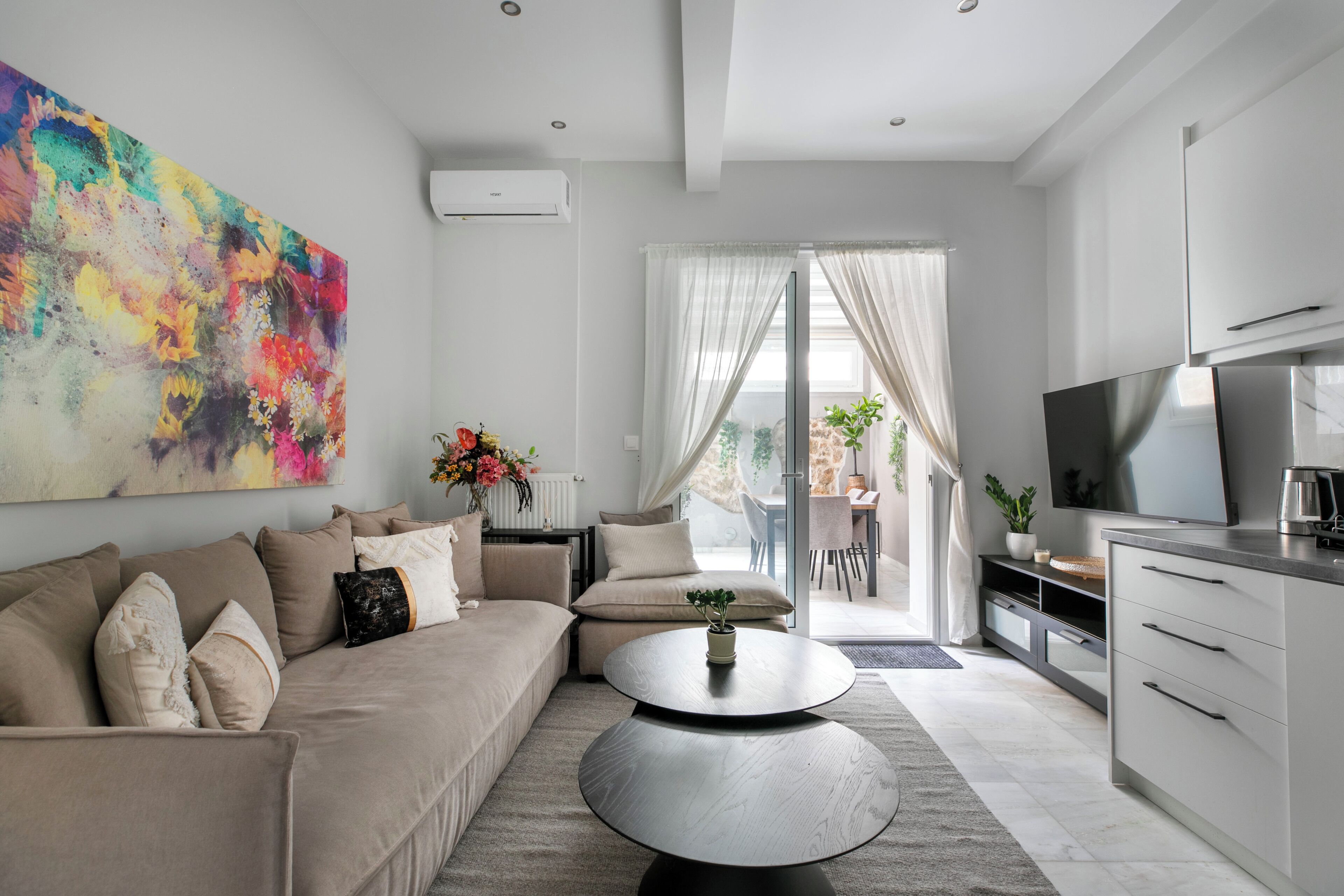 Appartement Deluxe, 2 chambres, cuisine, vue sur la ville | Salle de séjour | Téléviseur connecté de 51 po avec télévision par câble, Netflix