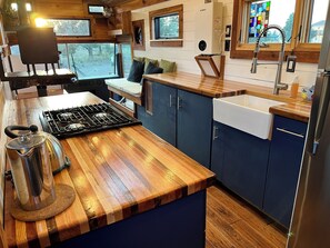 Private kitchen - Cozy 1-bedroom tiny home in peaceful Terrebonne with AC (Terrebonne)