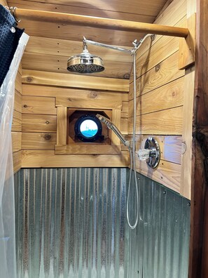 Shower, towels, soap, toilet paper - Cozy 1-bedroom tiny home in peaceful Terrebonne with AC (Terrebonne)