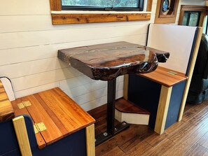 Dining - Cozy 1-bedroom tiny home in peaceful Terrebonne with AC (Terrebonne)