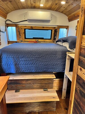 Bed sheets - Cozy 1-bedroom tiny home in peaceful Terrebonne with AC (Terrebonne)