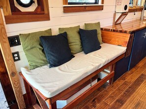 Interior - Cozy 1-bedroom tiny home in peaceful Terrebonne with AC (Terrebonne)