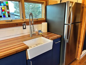 Interior - Cozy 1-bedroom tiny home in peaceful Terrebonne with AC (Terrebonne)