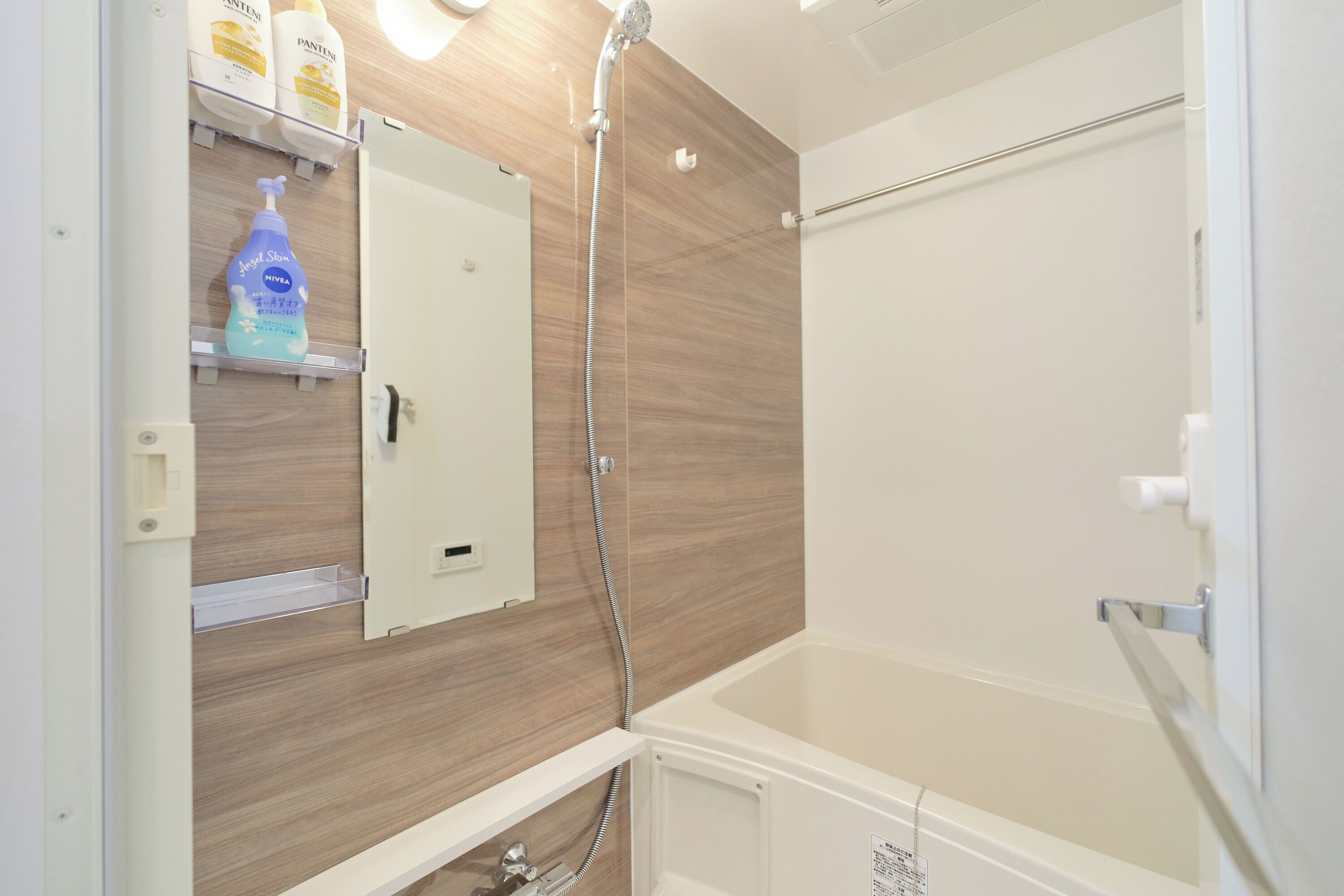 Combined shower/bathtub, free toiletries, hair dryer, slippers