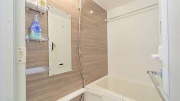 Combined shower/bathtub, free toiletries, hair dryer, slippers