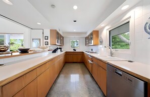 Private kitchen - Spacious 4-bedroom estate in fabulous Southampton with AC and gym (Southampton)