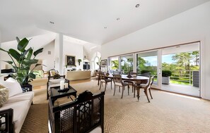 Living area - Spacious 4-bedroom estate in fabulous Southampton with AC and gym (Southampton)
