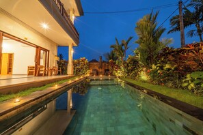 Una piscina al aire libre