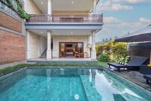 Una piscina al aire libre
