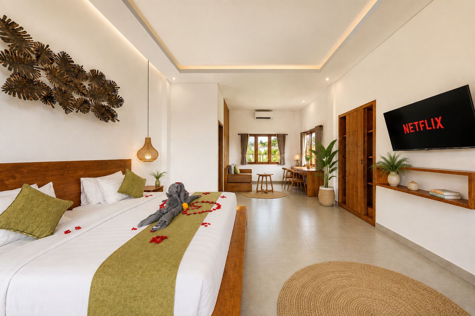 Un cuarto de hotel con cama, escritorio, silla, televisor y vista al exterior.