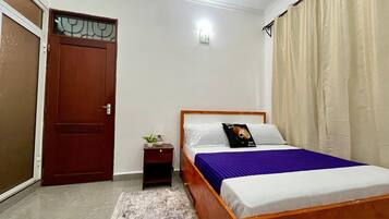 1 dormitorio, tabla de planchar con plancha, wifi y ropa de cama