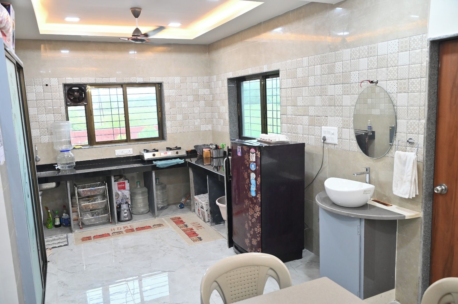 Una cocina moderna con estufa a gas, refrigerador y pileta.