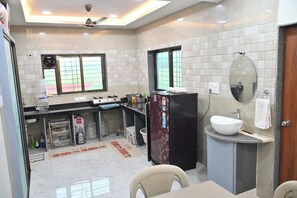Una cocina moderna con estufa a gas, refrigerador y pileta.