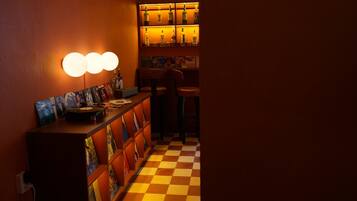 Habitación junior, vista a la ciudad | Bar (en la propiedad)
