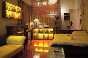 Luxury Room, City View | Desk, laptop workspace, free WiFi - Goodtime.stay (Thanh pho Ho Chi Minh)
