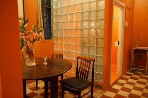 Junior Room, City View | Dining - Goodtime.stay (Thanh pho Ho Chi Minh)