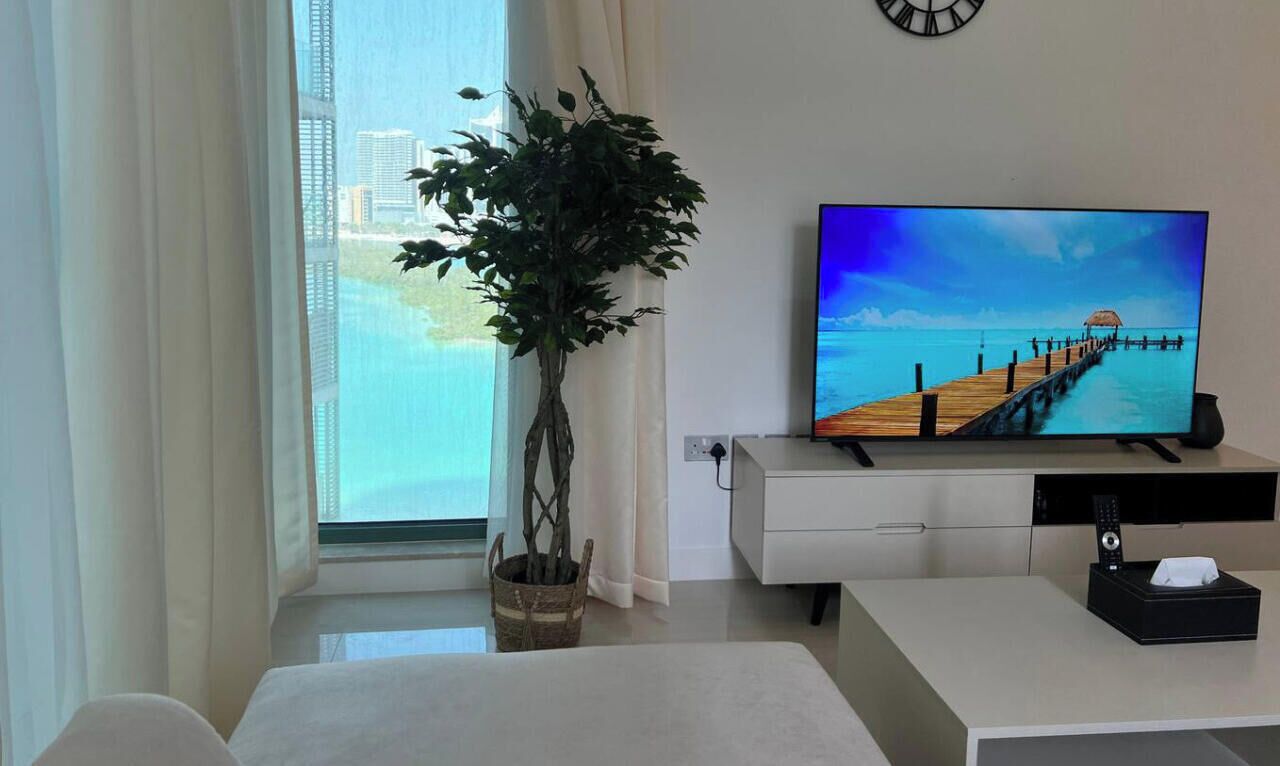 Tabla de planchar con plancha, wifi y ropa de cama 