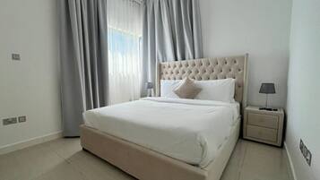 Tabla de planchar con plancha, wifi y ropa de cama