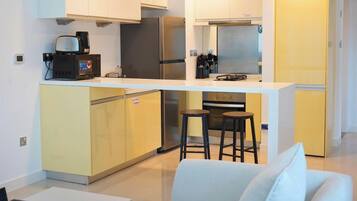 Refrigerador, microondas, horno, placa de cocina