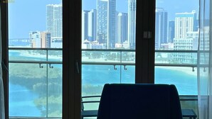 Ein Zimmer mit Blick auf eine Stadtlandschaft und ein Gewässer.