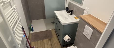 Dusj, hårføner, håndklær og toalettpapir